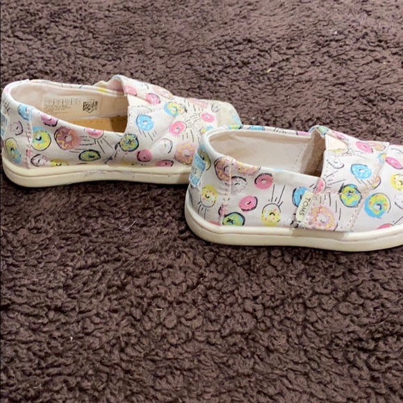 Tom’s Donut Slip-Ons - Picture 5 of 6